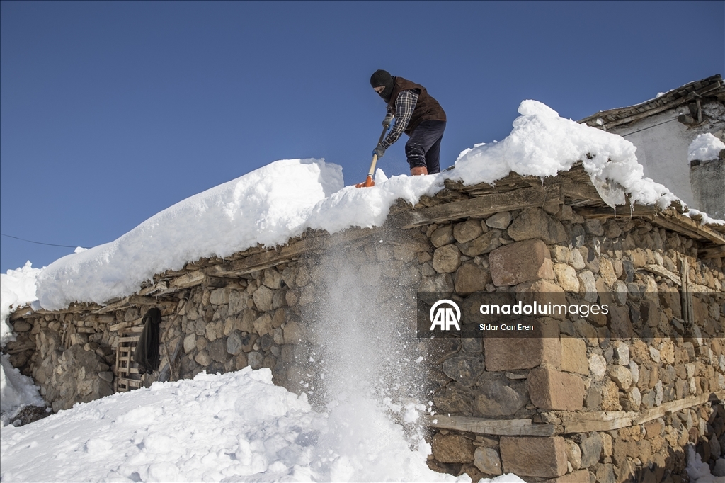 Li Tunceliyê gundî berfa ser xaniyên xwe diavêjin û bangêran dikin