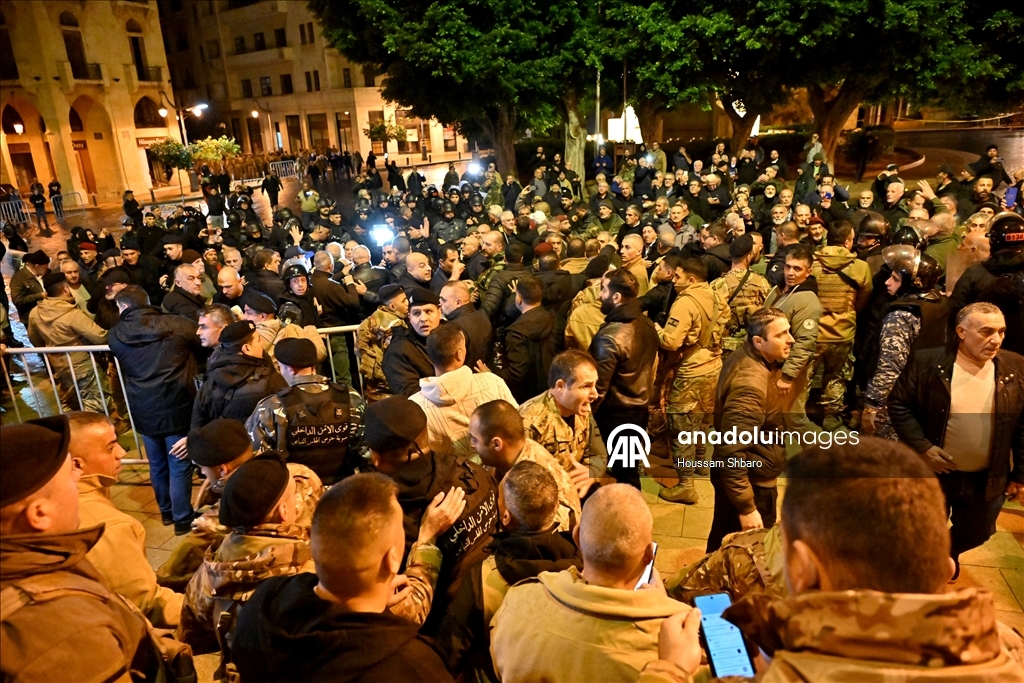 لبنان.. عسكريون متقاعدون يقتحمون ساحة البرلمان