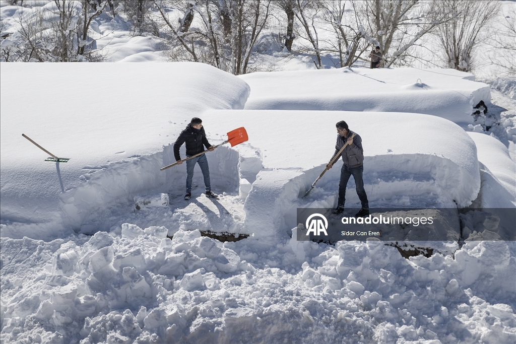 Li Tunceliyê gundî berfa ser xaniyên xwe diavêjin û bangêran dikin