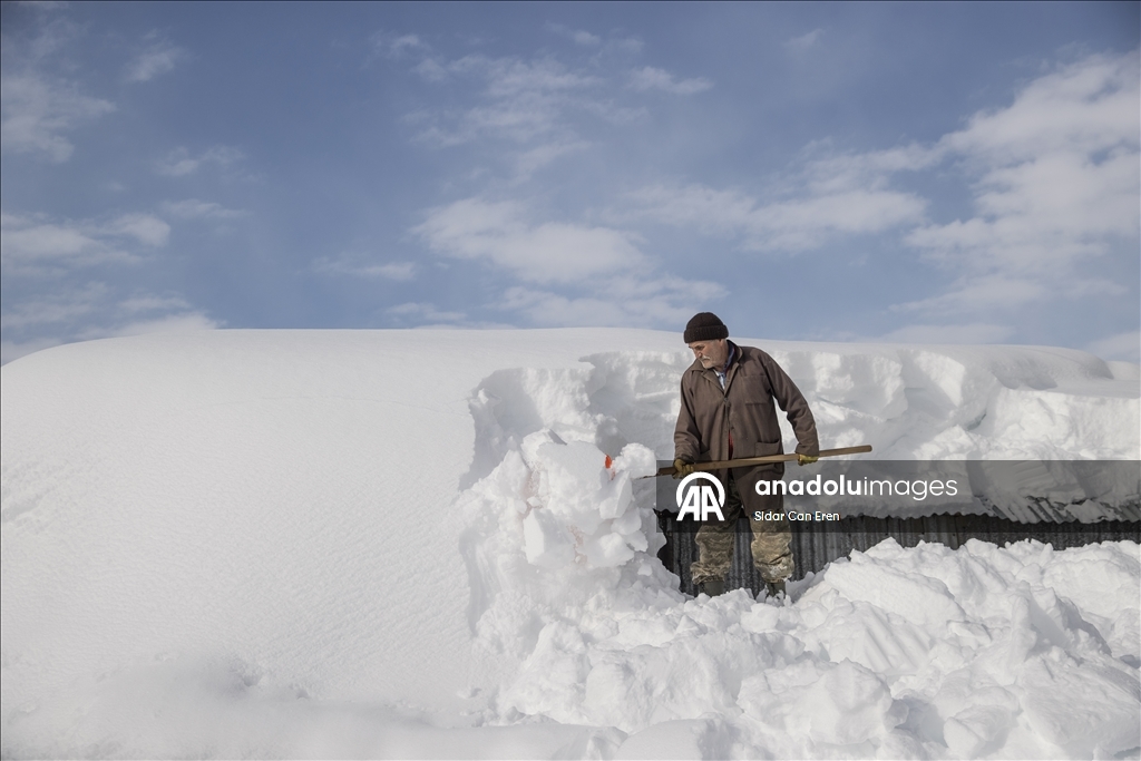 Li Tunceliyê gundî berfa ser xaniyên xwe diavêjin û bangêran dikin