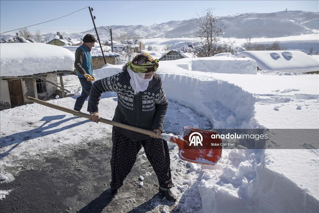 Li Tunceliyê gundî berfa ser xaniyên xwe diavêjin û bangêran dikin