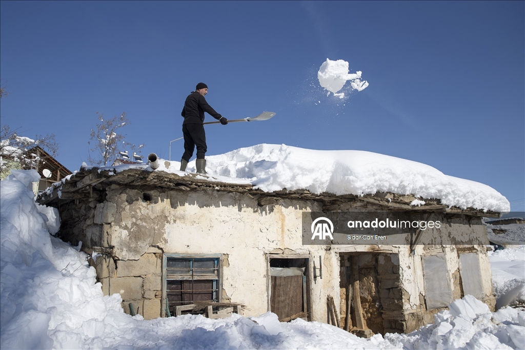Li Tunceliyê gundî berfa ser xaniyên xwe diavêjin û bangêran dikin