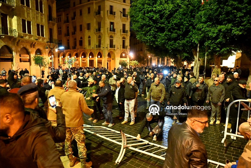 لبنان.. عسكريون متقاعدون يقتحمون ساحة البرلمان