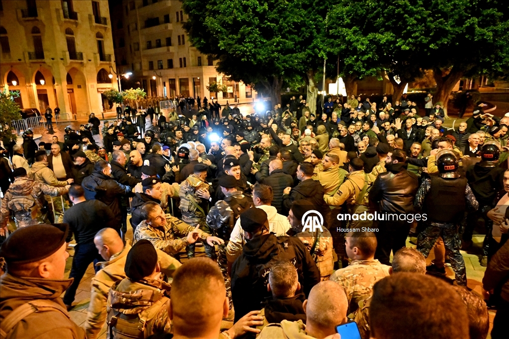 لبنان.. عسكريون متقاعدون يقتحمون ساحة البرلمان