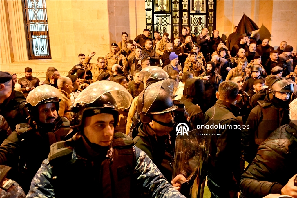 لبنان.. عسكريون متقاعدون يقتحمون ساحة البرلمان