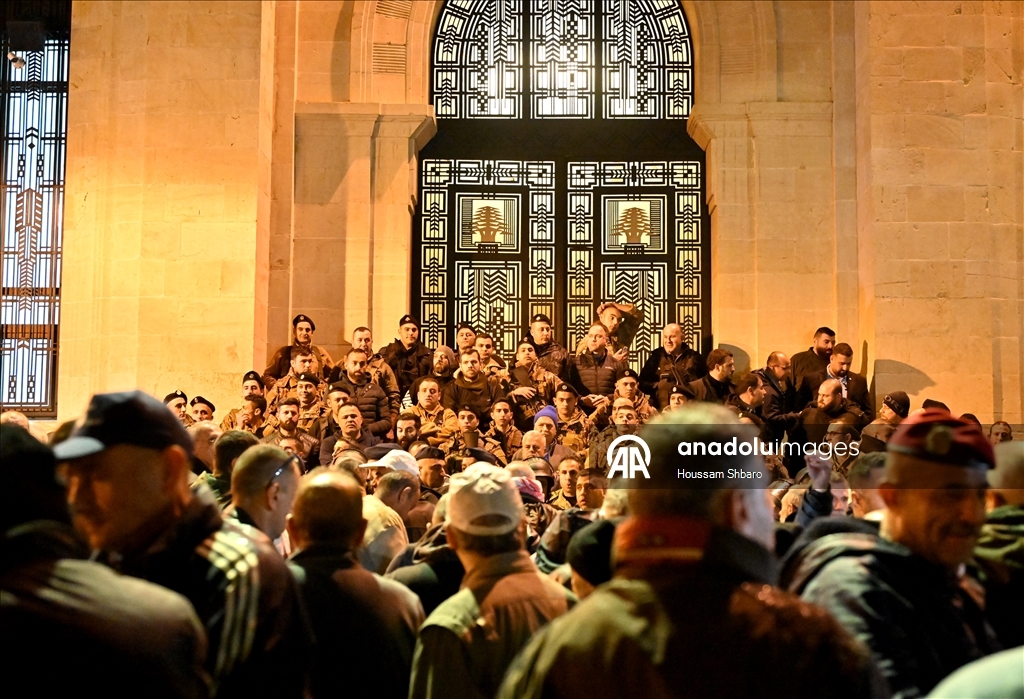 لبنان.. عسكريون متقاعدون يقتحمون ساحة البرلمان