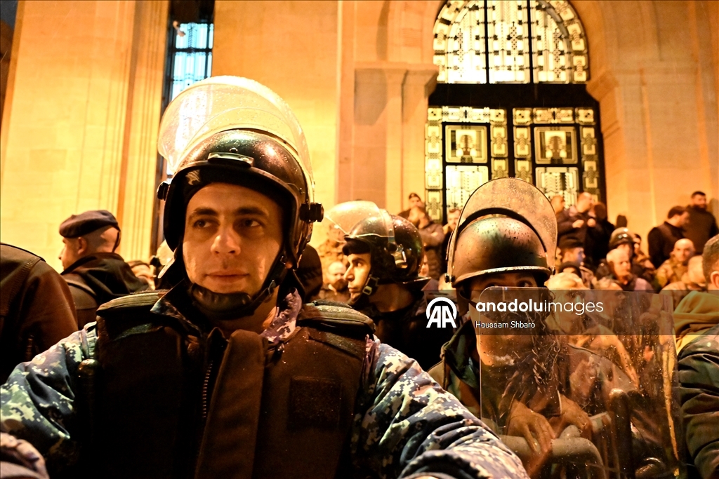 لبنان.. عسكريون متقاعدون يقتحمون ساحة البرلمان