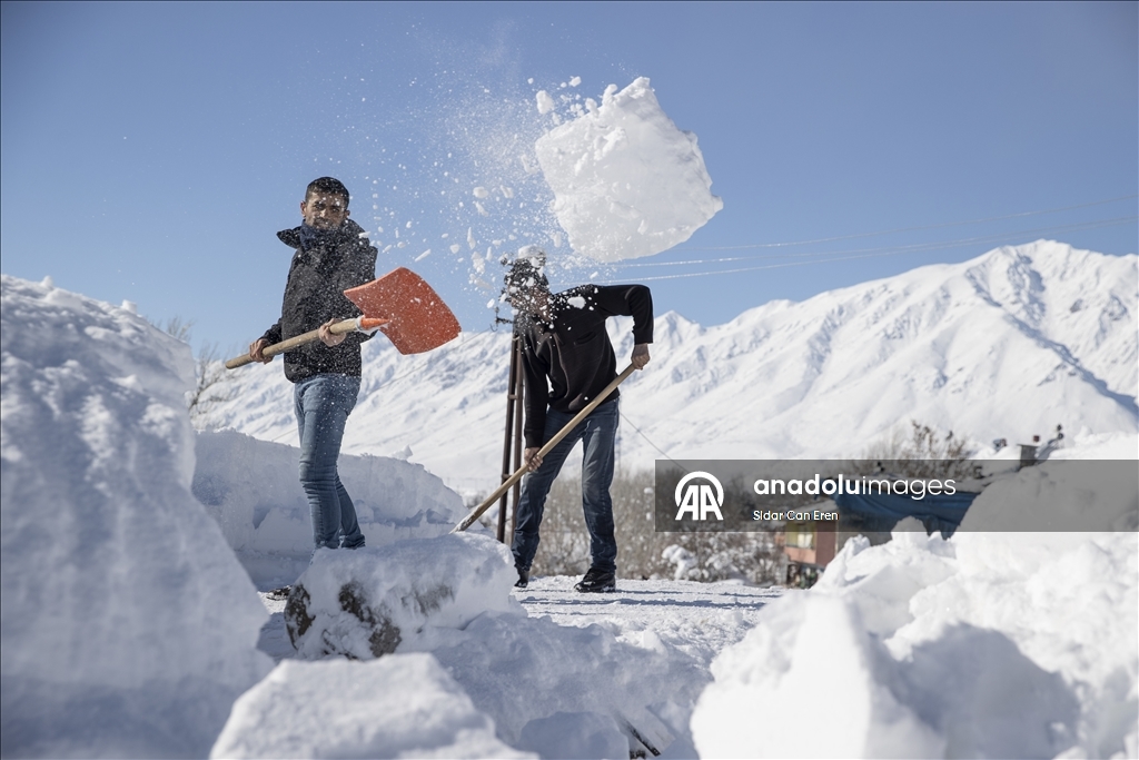 Li Tunceliyê gundî berfa ser xaniyên xwe diavêjin û bangêran dikin