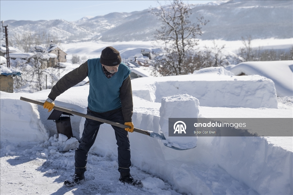 Li Tunceliyê gundî berfa ser xaniyên xwe diavêjin û bangêran dikin