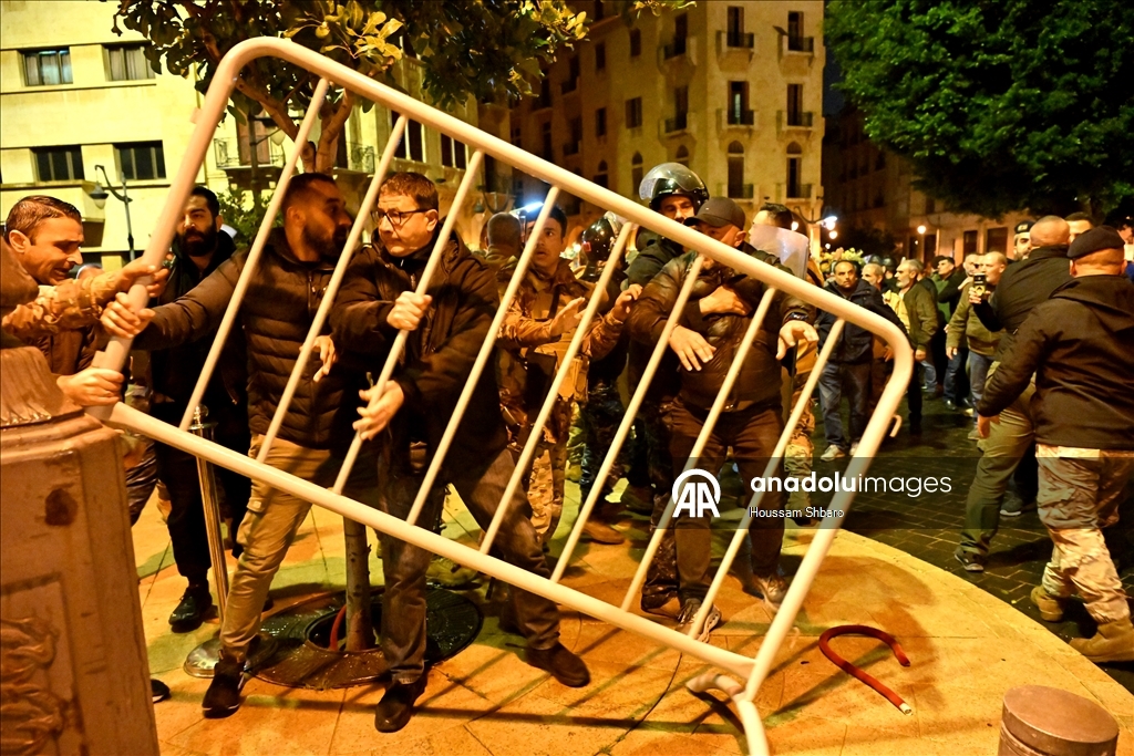 لبنان.. عسكريون متقاعدون يقتحمون ساحة البرلمان