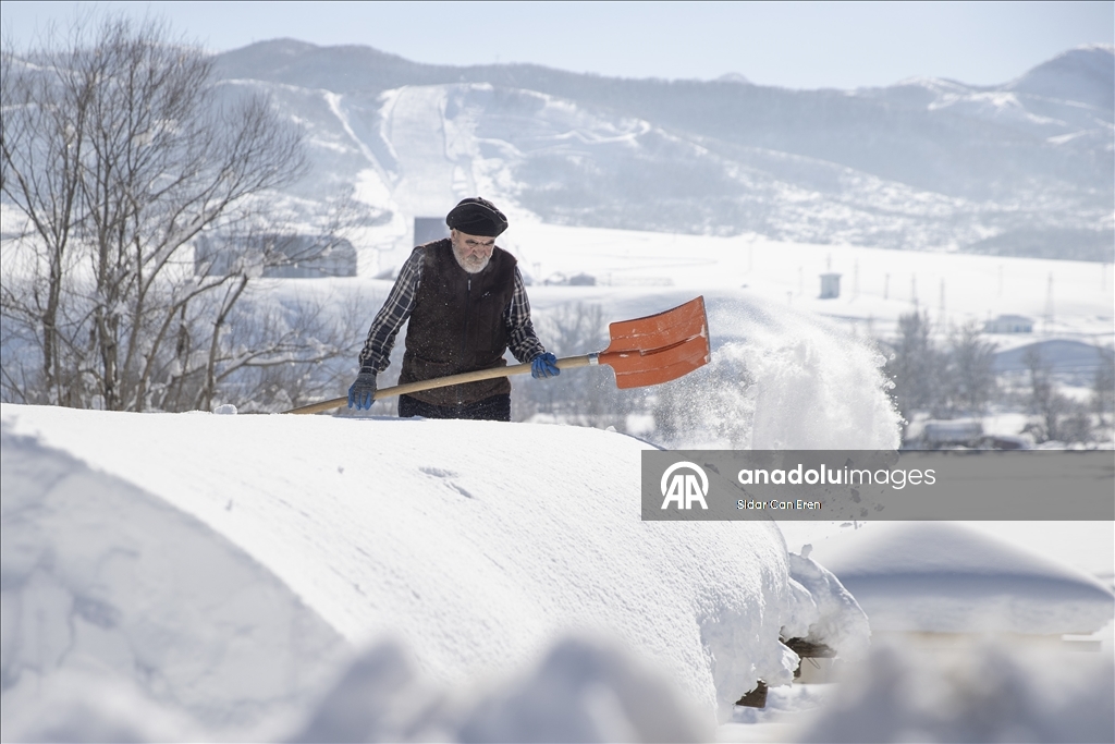 Li Tunceliyê gundî berfa ser xaniyên xwe diavêjin û bangêran dikin