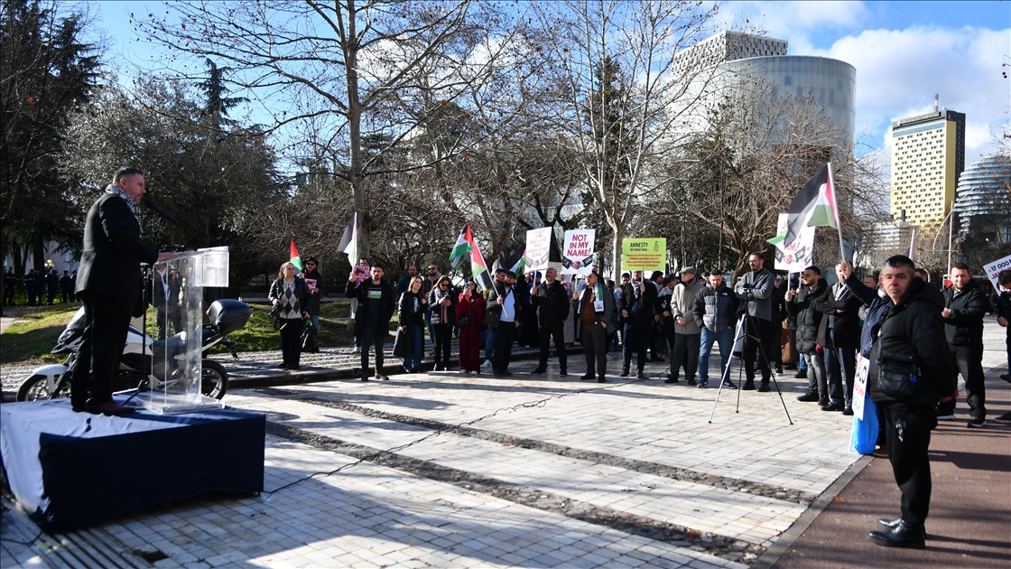 Tiran'da göstericiler Başbakan Edi Rama'nın İsrail ziyaretini protesto etti