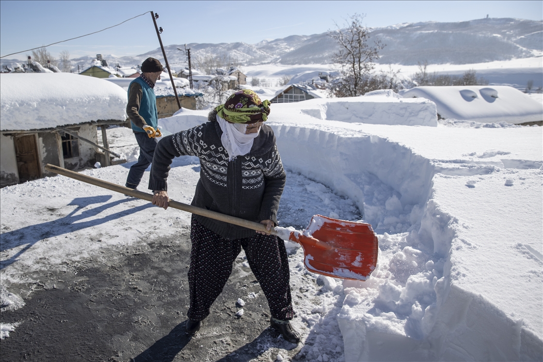 Li Tunceliyê gundî berfa ser xaniyên xwe diavêjin û bangêran dikin