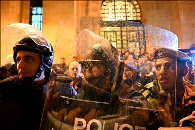 لبنان.. عسكريون متقاعدون يقتحمون ساحة البرلمان