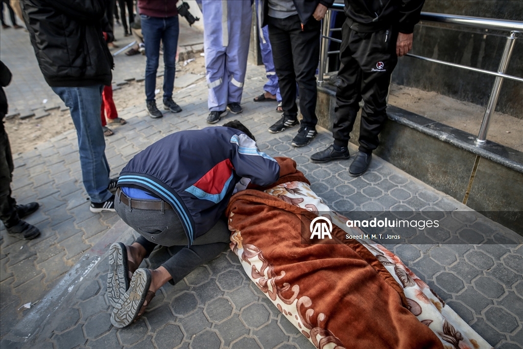 İsrail'in Gazze’ye düzenlediği saldırılarda 7'si aynı aileden 12 Filistinli hayatını kaybetti