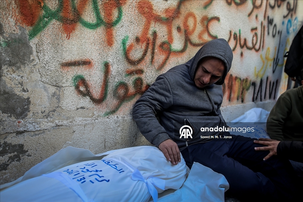 İsrail'in Gazze’ye düzenlediği saldırılarda 7'si aynı aileden 12 Filistinli hayatını kaybetti