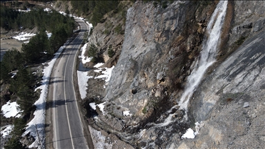 Kastamonu'da karların erimesiyle oluşan "kar şelalesi" görsel şölen sunuyor