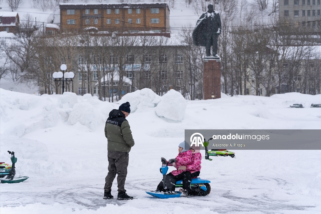 Rusya'nın Kamçatka Yarımadası'nda yoğun kar yağışı etkili oldu