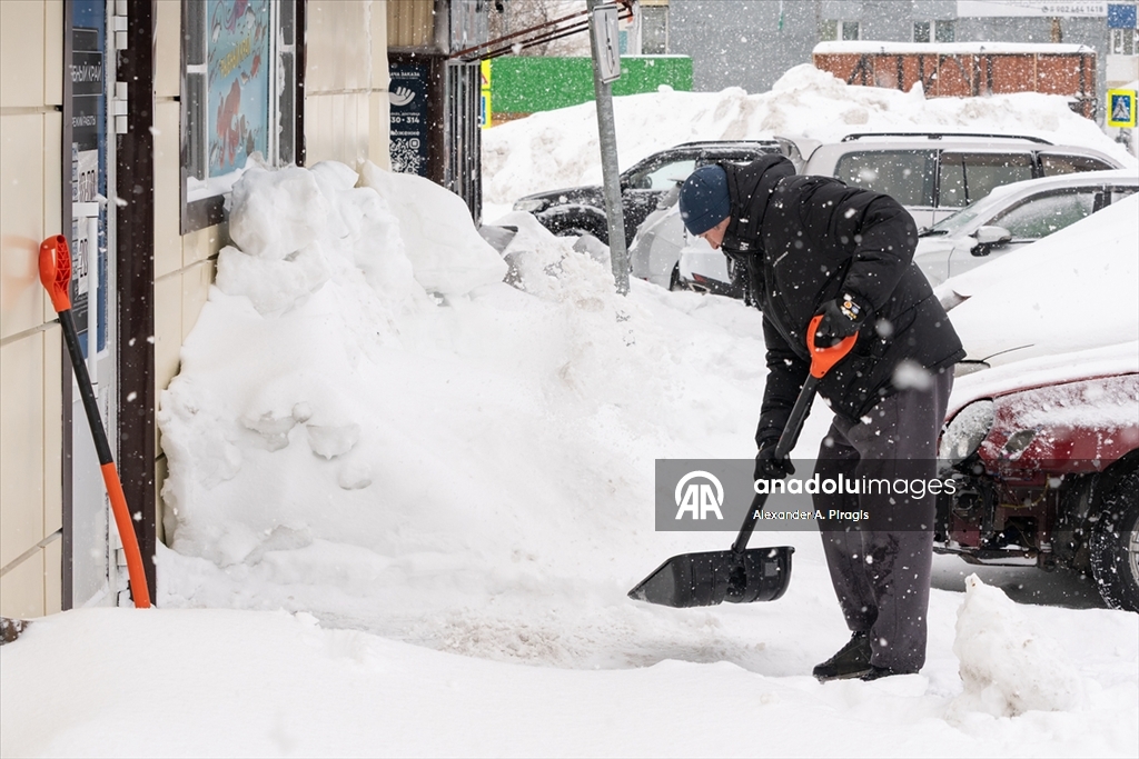 Rusya'nın Kamçatka Yarımadası'nda yoğun kar yağışı etkili oldu