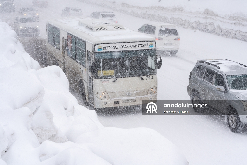 Rusya'nın Kamçatka Yarımadası'nda yoğun kar yağışı etkili oldu