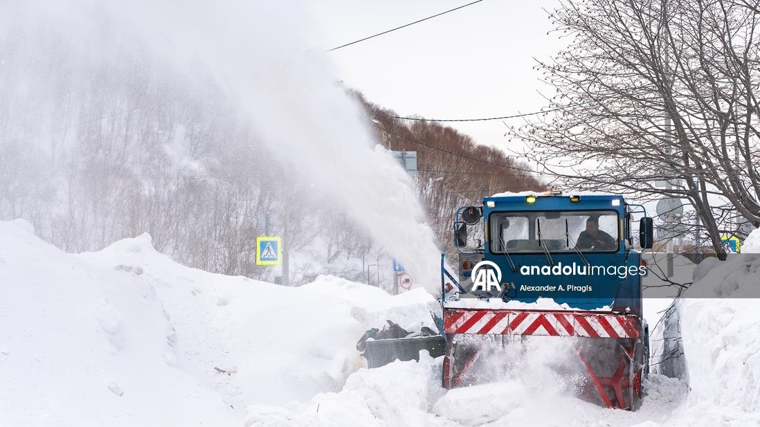 Rusya'nın Kamçatka Yarımadası'nda yoğun kar yağışı etkili oldu