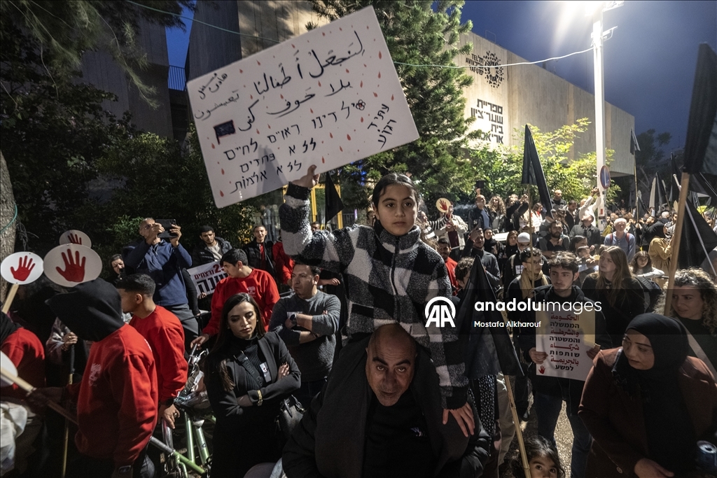 آلاف الفلسطينيين داخل إسرائيل يتظاهرون ضد الجريمة و"تواطؤ الشرطة"
