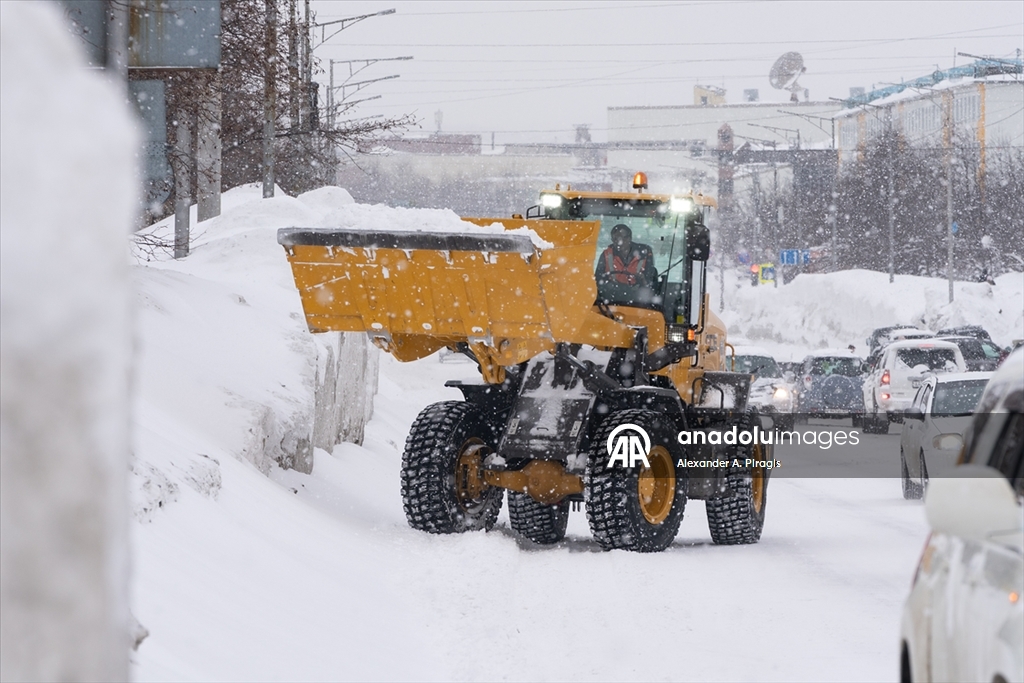 Rusya'nın Kamçatka Yarımadası'nda yoğun kar yağışı etkili oldu