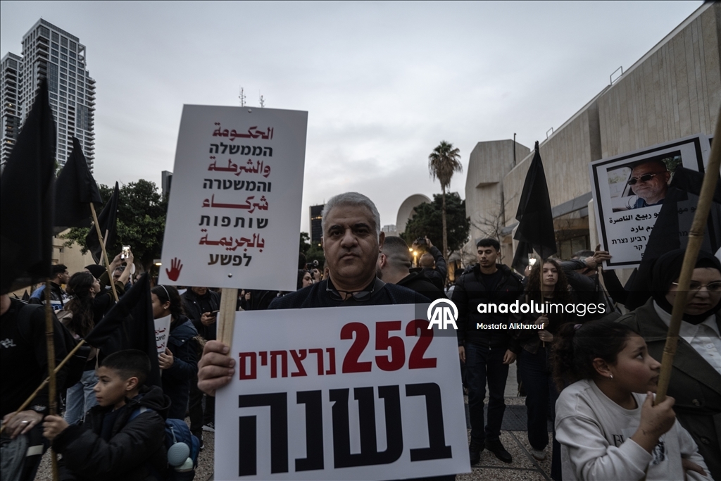 آلاف الفلسطينيين داخل إسرائيل يتظاهرون ضد الجريمة و"تواطؤ الشرطة"