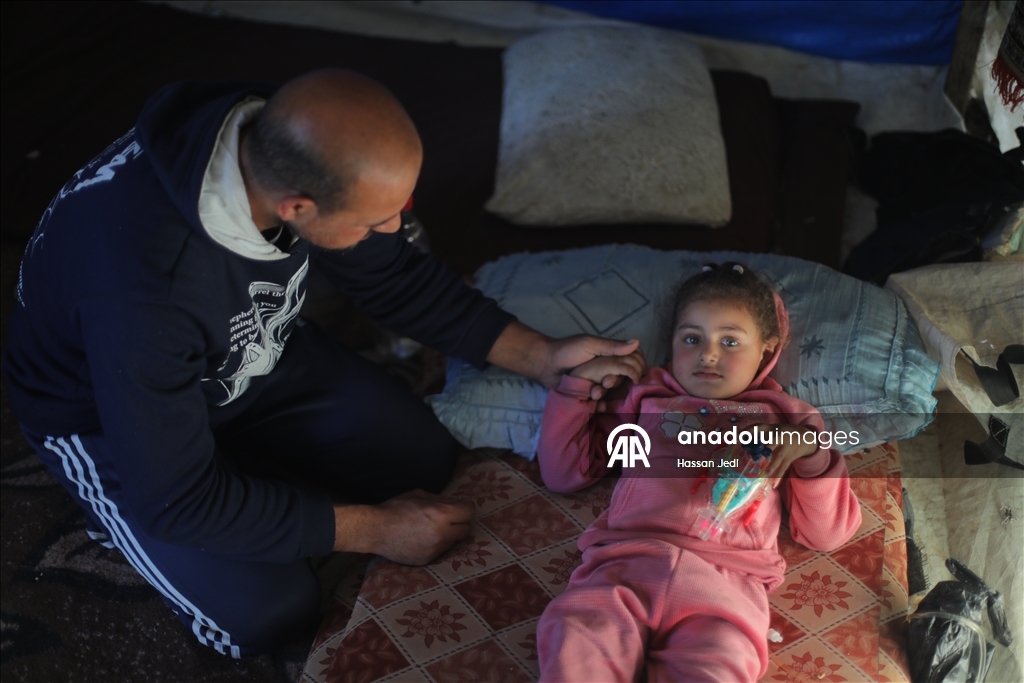 Парализованный в результате израильских атак ребенок из Газы ждет лечения