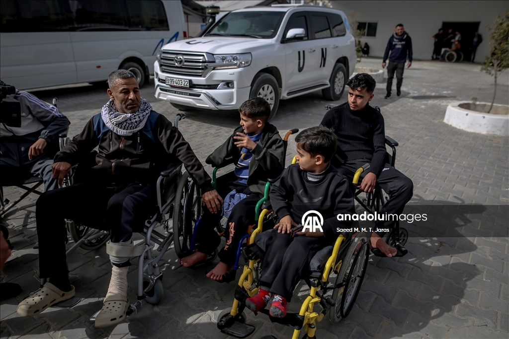 غزة.. أول حافلة تقل مرضى تتجه من خان يونس إلى معبر رفح