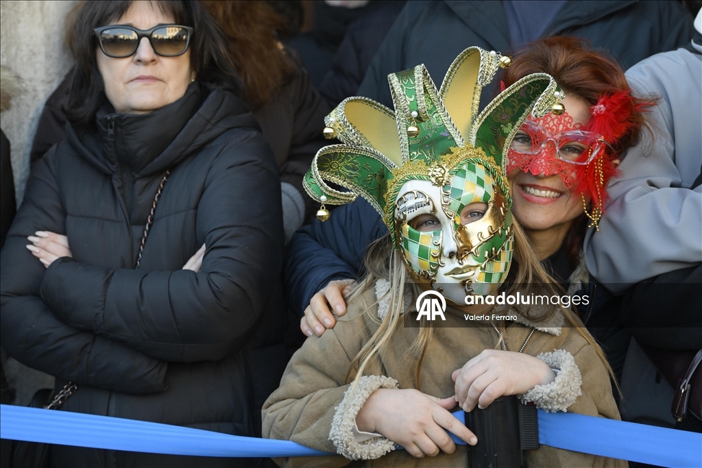 إيطاليا.. انطلاق كرنفال البندقية بعرض مائي في القناة الكبرى