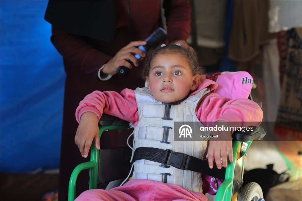 Парализованный в результате израильских атак ребенок из Газы ждет лечения