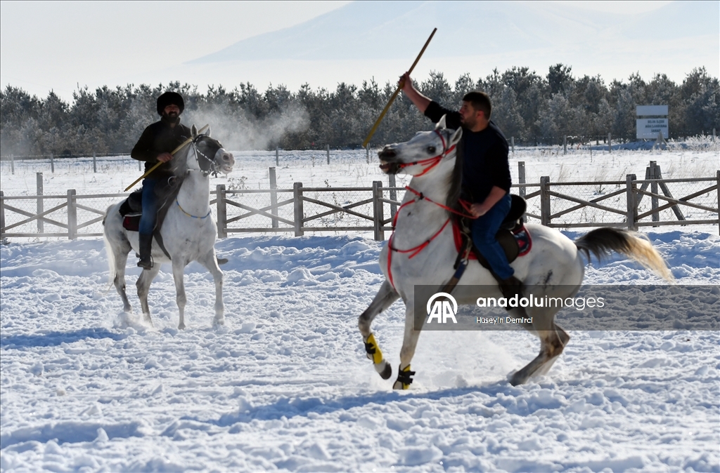В Карсе растет интерес к джириту — важному элементу туристического направления