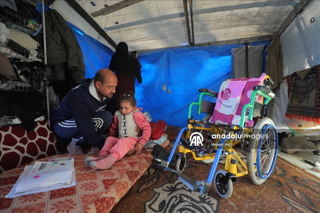 Парализованный в результате израильских атак ребенок из Газы ждет лечения