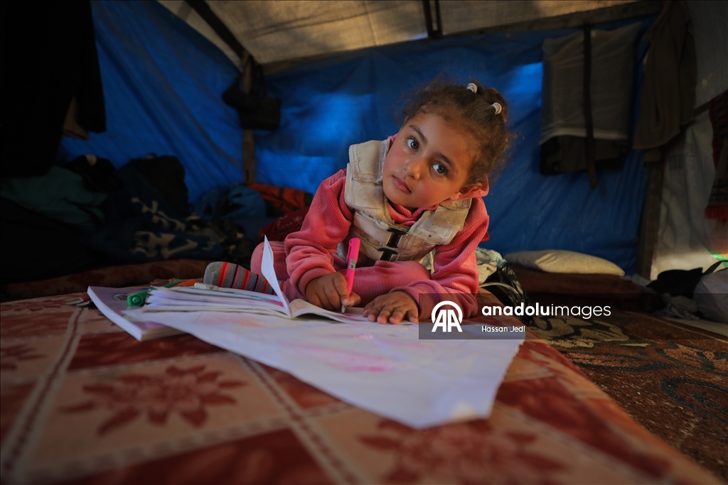 Парализованный в результате израильских атак ребенок из Газы ждет лечения