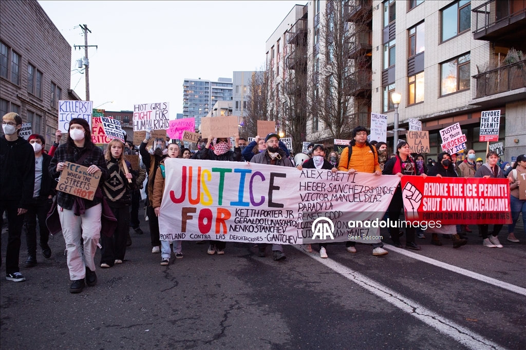 Полиция города Портленд в США применила силу во время акции протеста против ICE