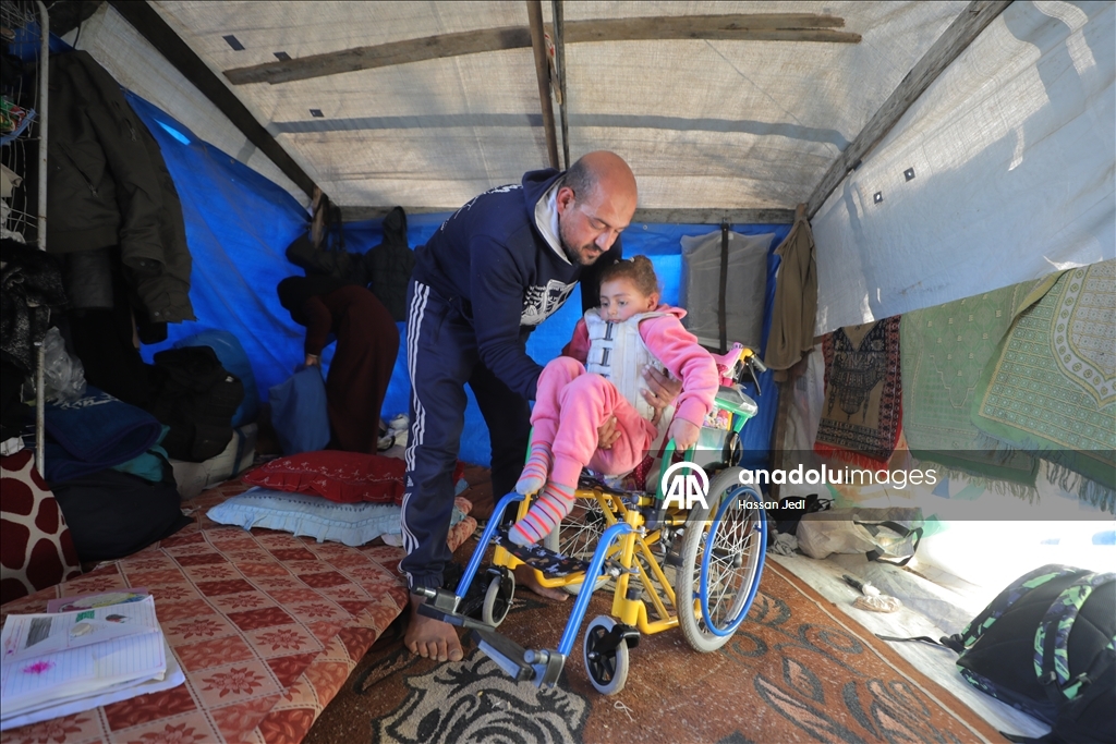 Парализованный в результате израильских атак ребенок из Газы ждет лечения