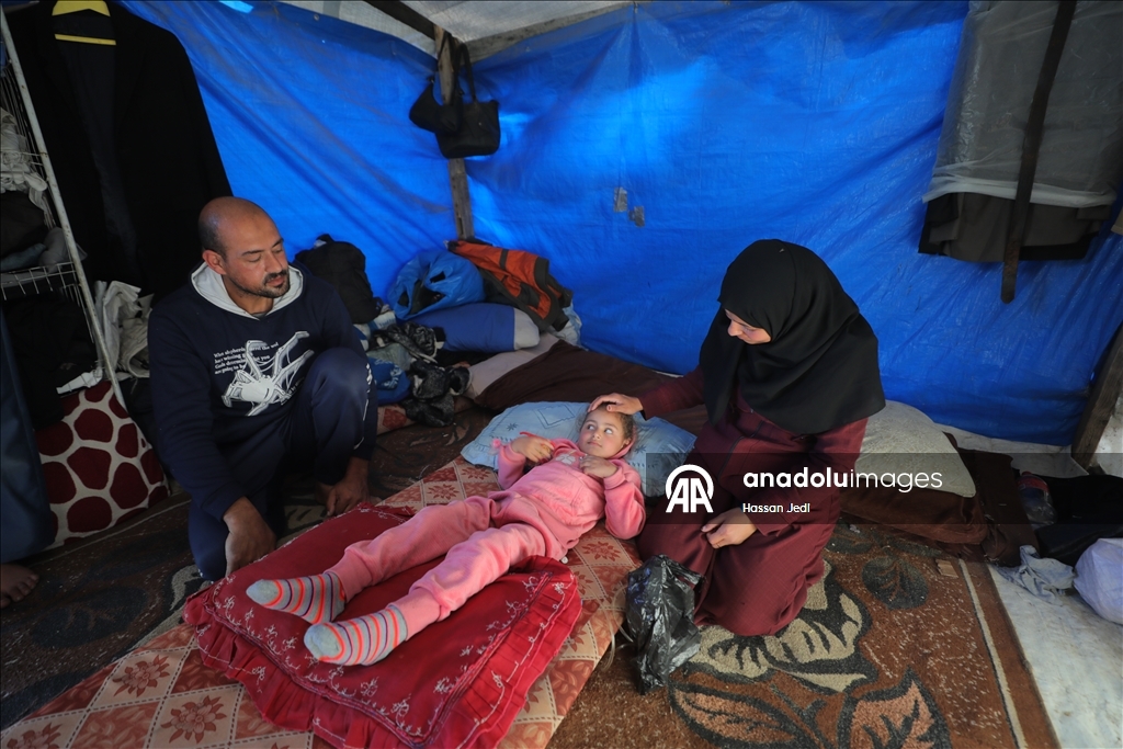 Парализованный в результате израильских атак ребенок из Газы ждет лечения