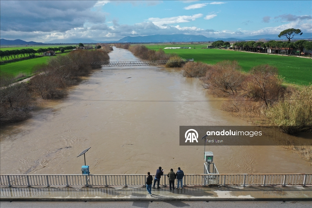 Büyük Menderes Nehri yağmur sularıyla güçlendi