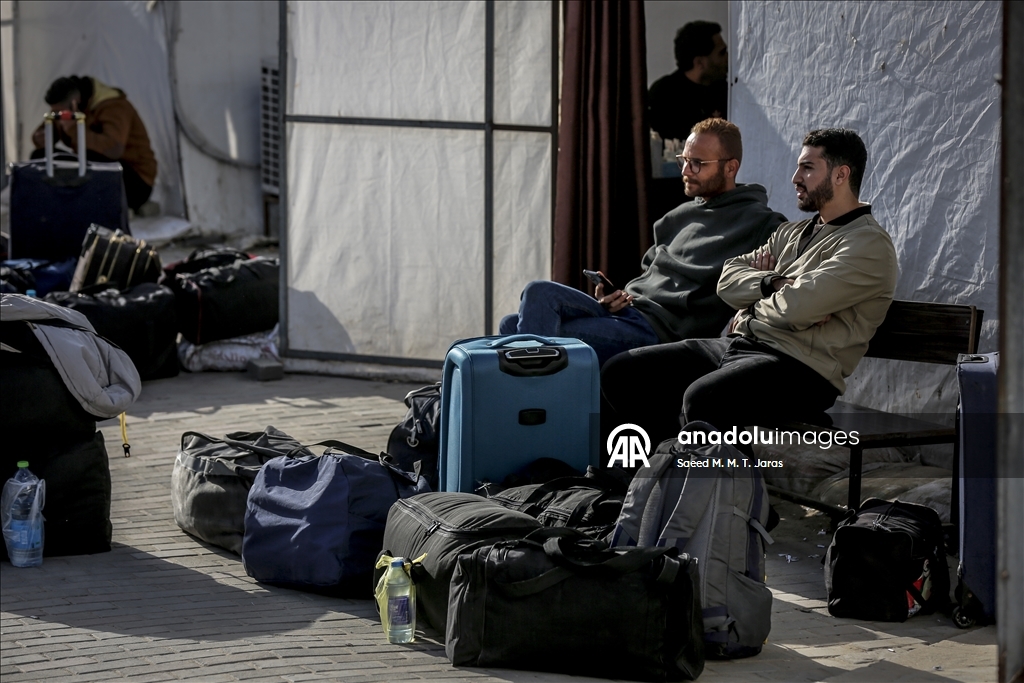 غزة.. أول حافلة تقل مرضى تتجه من خان يونس إلى معبر رفح