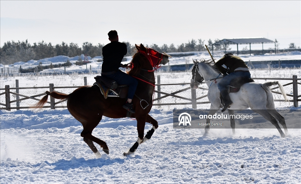 В Карсе растет интерес к джириту — важному элементу туристического направления