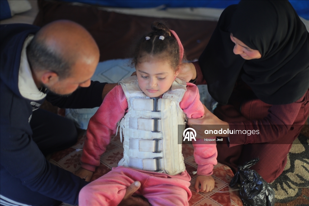 Парализованный в результате израильских атак ребенок из Газы ждет лечения