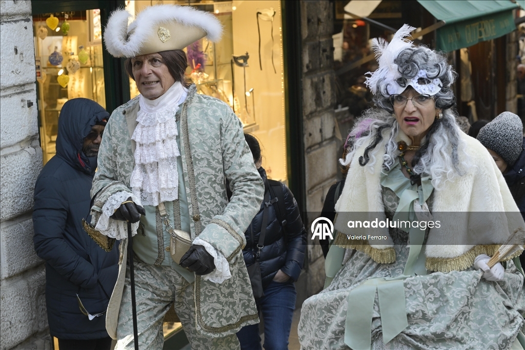 إيطاليا.. انطلاق كرنفال البندقية بعرض مائي في القناة الكبرى