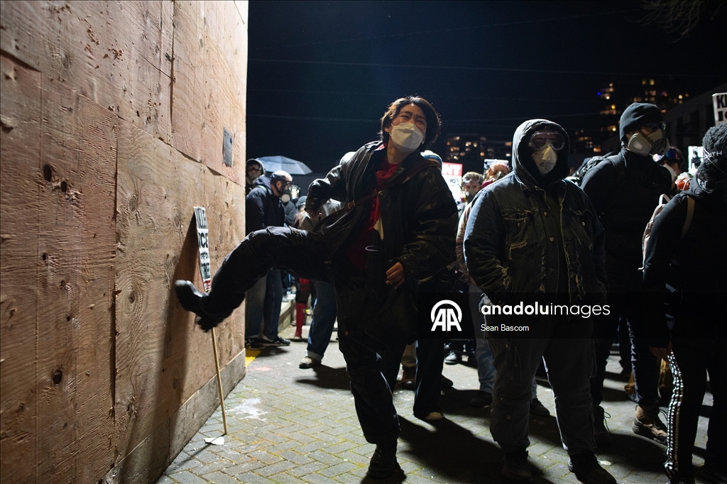 Полиция города Портленд в США применила силу во время акции протеста против ICE