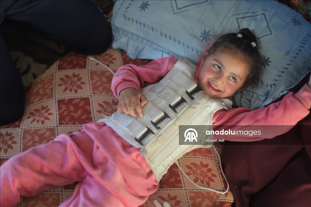 Парализованный в результате израильских атак ребенок из Газы ждет лечения