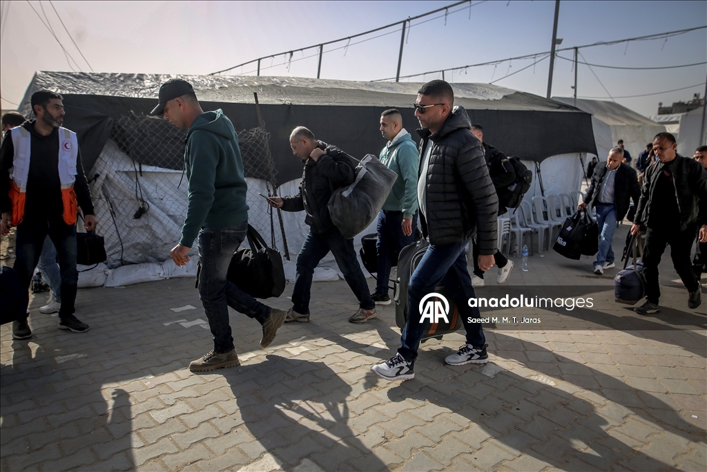 غزة.. أول حافلة تقل مرضى تتجه من خان يونس إلى معبر رفح