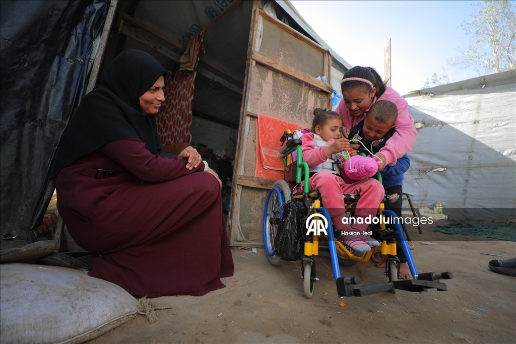 Парализованный в результате израильских атак ребенок из Газы ждет лечения