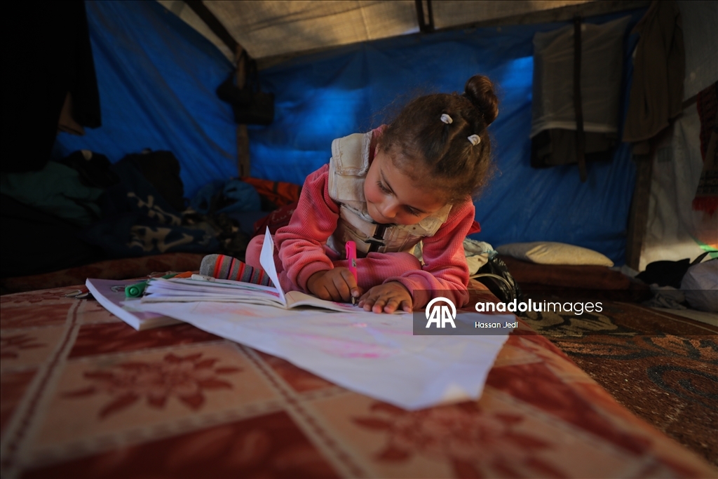 Парализованный в результате израильских атак ребенок из Газы ждет лечения