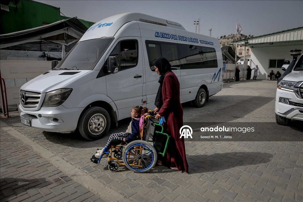 غزة.. أول حافلة تقل مرضى تتجه من خان يونس إلى معبر رفح