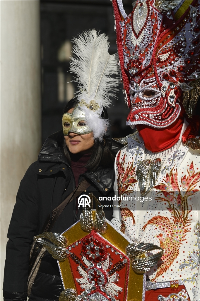 إيطاليا.. انطلاق كرنفال البندقية بعرض مائي في القناة الكبرى